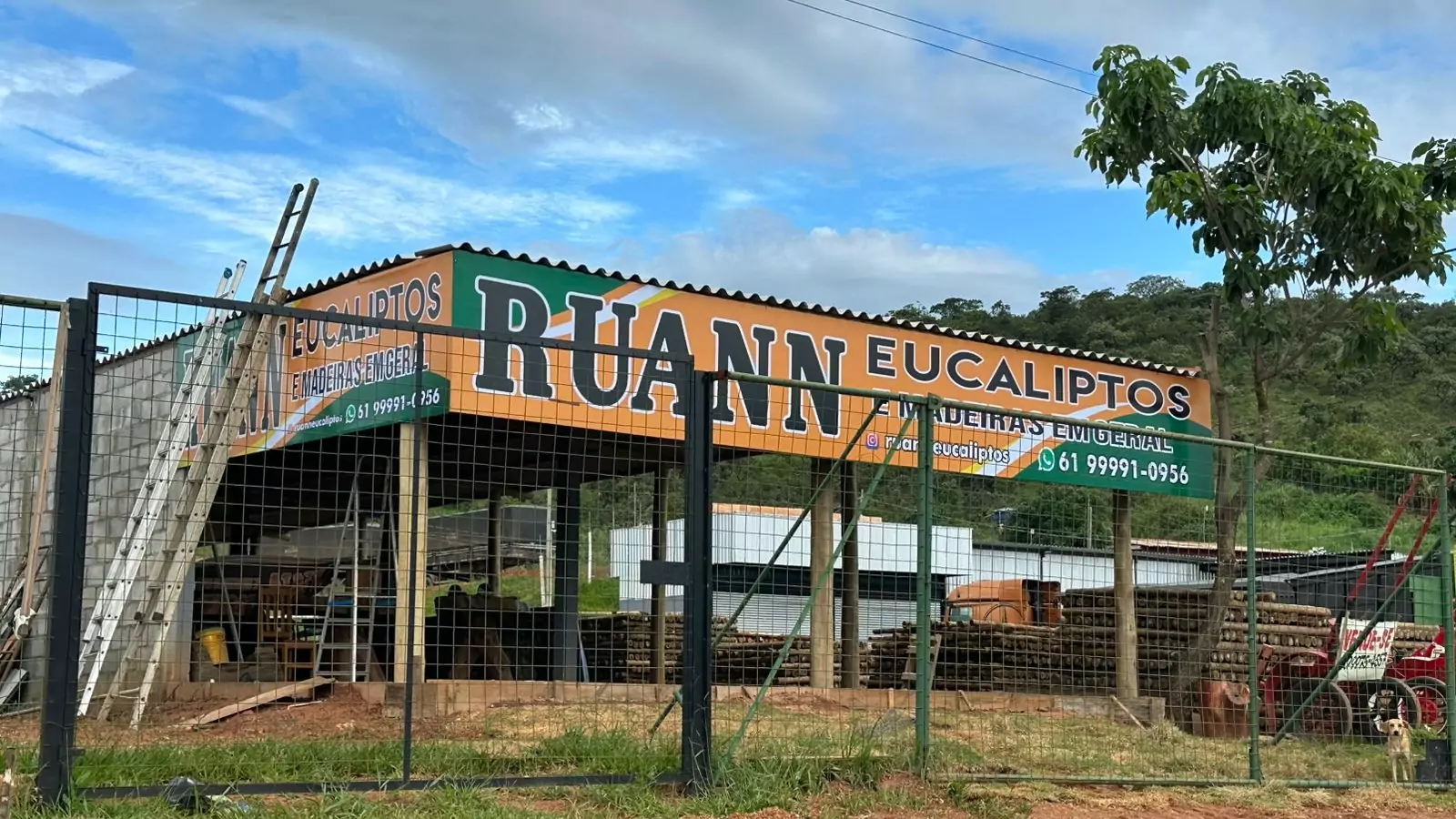 Fachada da Ruann Eucaliptos em São Sebastião — DF, com estoque de mourões tratados
